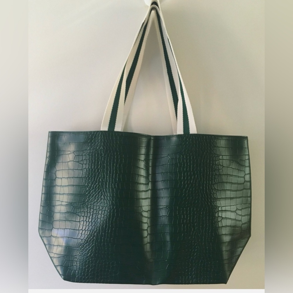 Saks Fifth Avenue Bag. New without tags. GREEN!
